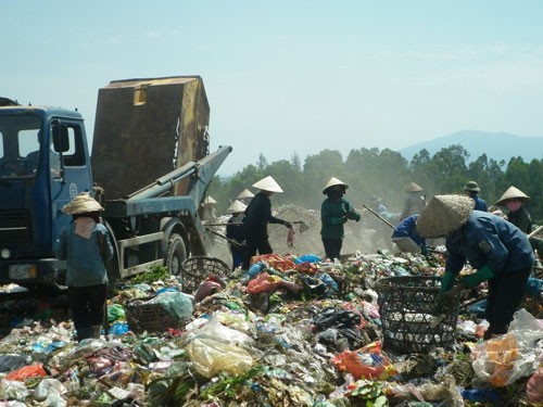 Mùi hôi thối kết hợp với bụi bặm là những nguy cơ gây nên bệnh tật đối với những người nhặt rác